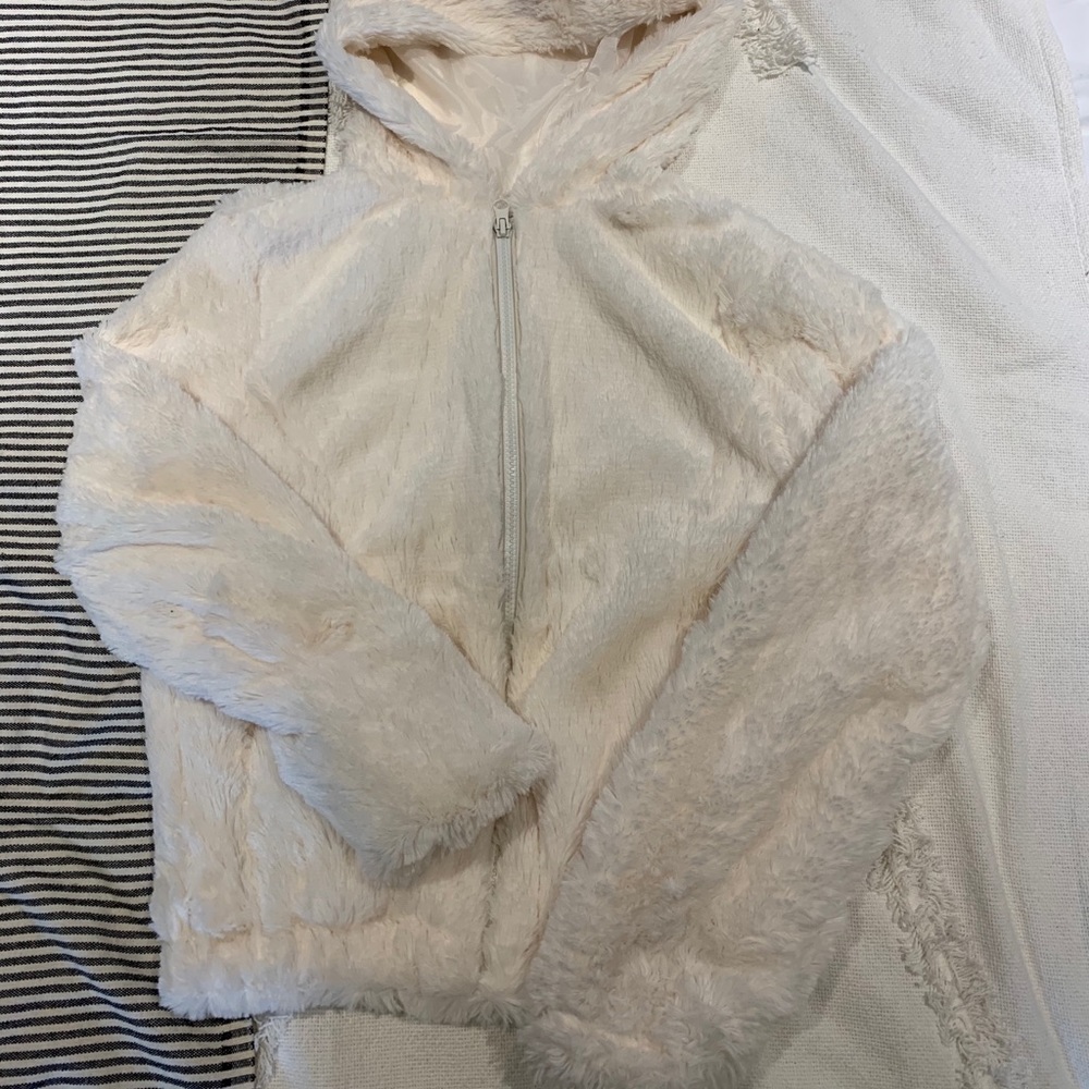 Fashion nova white fluffy cropped hoodie M